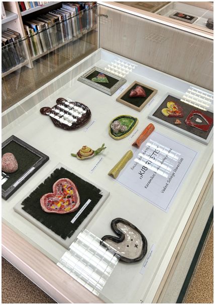 keramikos_paroda_7 Kūrėjai iš Šiaulių menų mokyklos keramikos būrelio džiūgauja – pristatyta jų darbų paroda bibliotekoje!