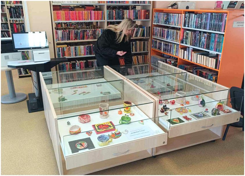 Kūrėjai iš Šiaulių menų mokyklos keramikos būrelio džiūgauja – pristatyta jų darbų paroda bibliotekoje!