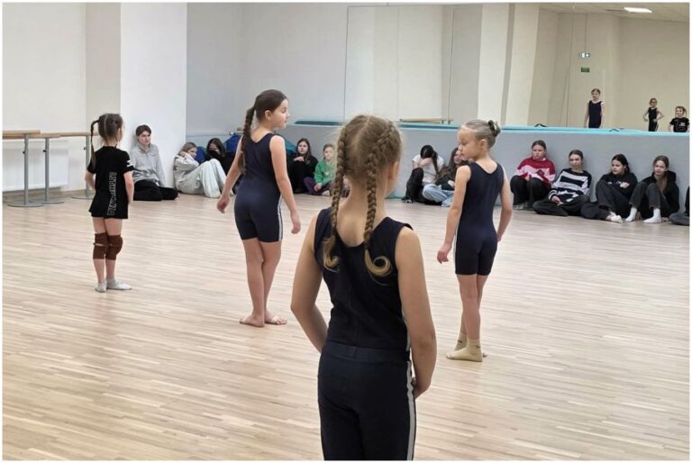 pamokos „Judesys popieriuje“ metu šokis ir dailė susijungė į vieną kūrybinį procesą