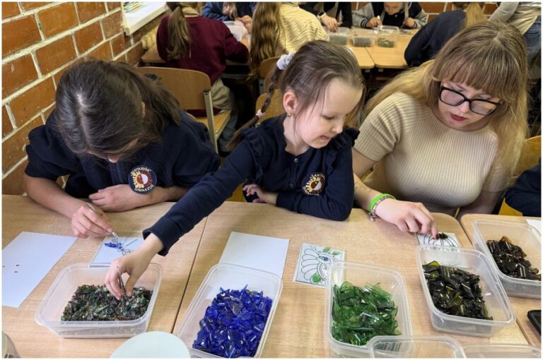 kūrybiniame užsiėmime „Maži vitražai“