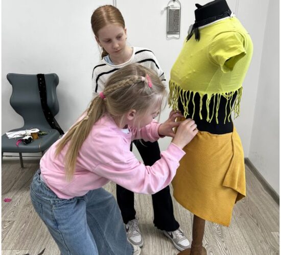 būrelyje „Re-forma/rūbų dizainas“ nuolat verda kūrybinis darbas