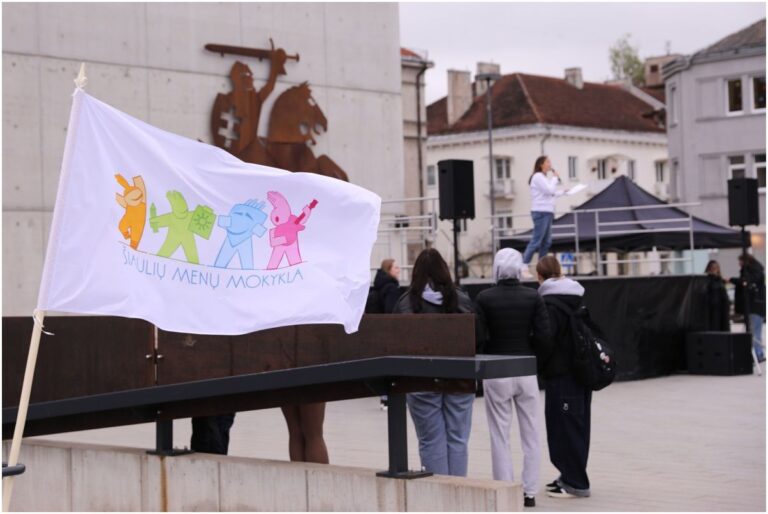 Rankos į viršų – Europa tarp pirštų